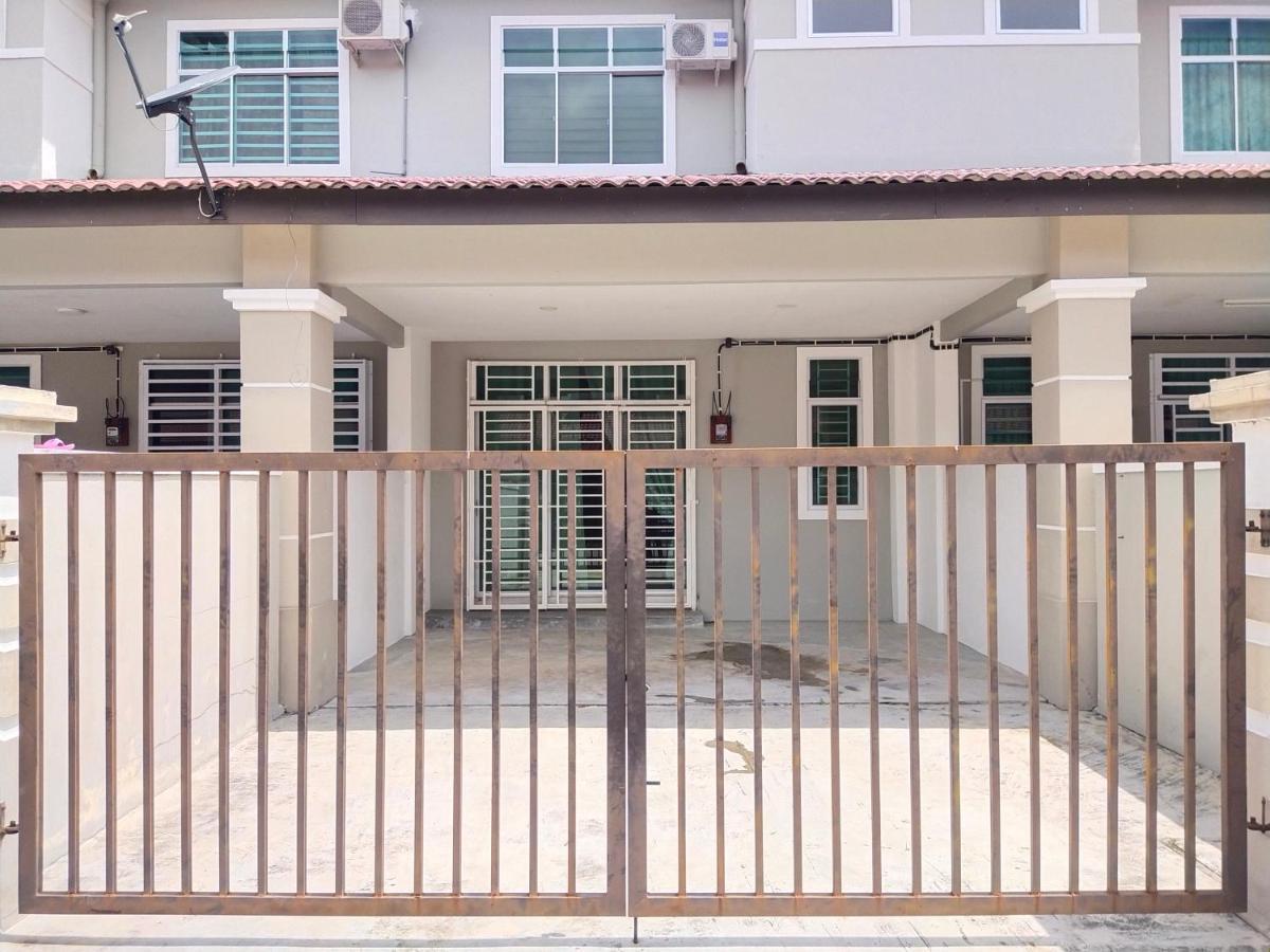 Axaida Homestay Parit Jawa Bakar Parit Exterior photo